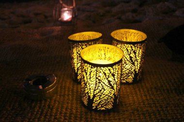 Işığın yokluğunda geceleri yanan mum mumlu birkaç küçük lamba. Tören.