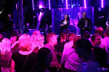 Stockholm. İsveç. 17 Şubat 2018. Bir gece diskosunda bir sürü dansçı bir yolcu gemisini aydınlatan bir odada..