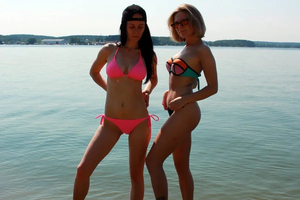Dwie Dziewczyny Strojach Kąpielowych Wodzie Słodkie Dziewczyny Sportowe Postacie — Zdjęcie stockowe