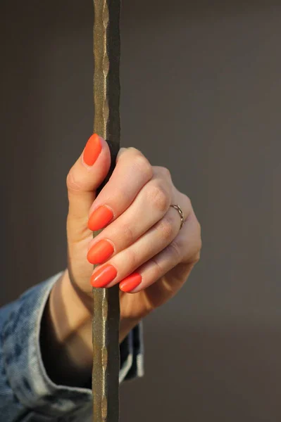 Női Kéz Lakkozott Hosszú Narancssárga Körmökkel — Stock Fotó