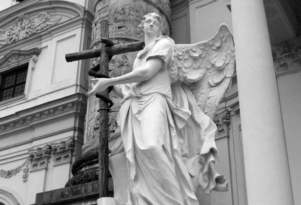 Angyal Szobor Kereszt Előtt Karlskirche Szent Károly Templom Egy Szárnyas — Stock Fotó