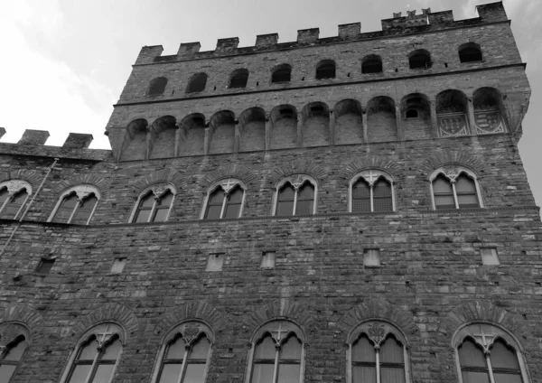 フィレンツェの古代教会の建物 白黒写真 — ストック写真