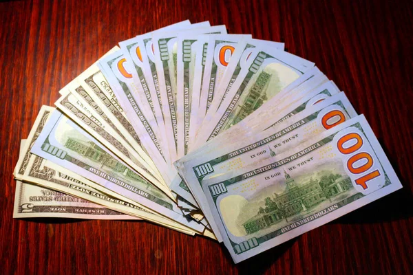 Wiele Banknotów Wartych Sto Dolarów Leży Stole — Zdjęcie stockowe