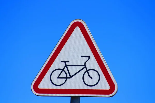 Ein Rot Weißes Straßenschild Eines Dreieckigen Radweges Mit Einem Bild — Stockfoto