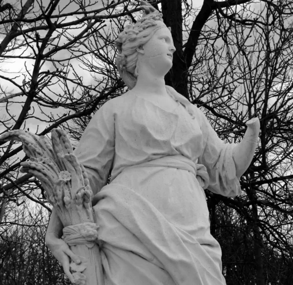 Γλυπτική Λευκή Μαρμάρινη Γυναίκα Χωρίς Χέρι Στο Παρίσι Paris Tuileries — Φωτογραφία Αρχείου