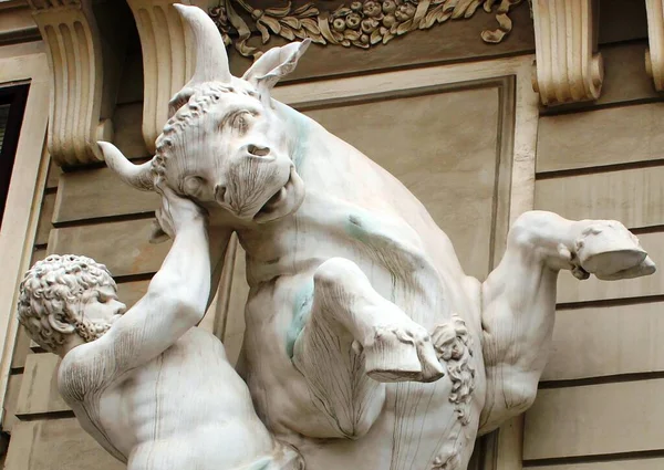 Staty Föreställande Den Antika Grekiska Hjälten Herkules Och Hans Bedrifter — Stockfoto