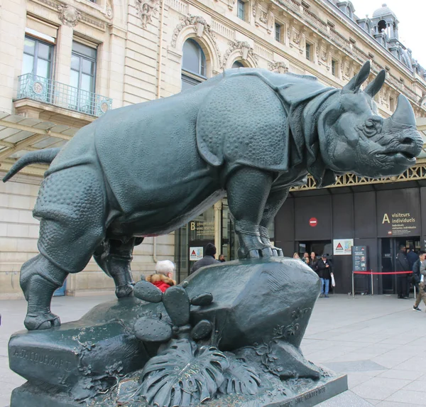 Parijs Frankrijk November 2020 Een Bronzen Beeld Van Een Neushoorn — Stockfoto