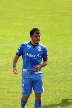 Yerel stadyumdaki futbol şampiyonası maçında taraftarlar. Kız.