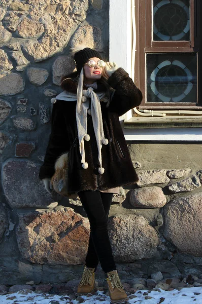 Женщина Модель Солнцезащитных Очках Зимней Шляпе Холодный Солнечный День Женщина — стоковое фото