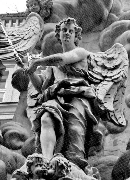 Viyana. Avusturya. 17 Mart 2019. Veba Sütunu ya da Trinity Sütunu Graben 'de bulunan Kutsal Üçlü Sütun' dur. 1679 'daki Büyük Veba salgınından sonra kuruldu. Heykellerin dini motifleri.