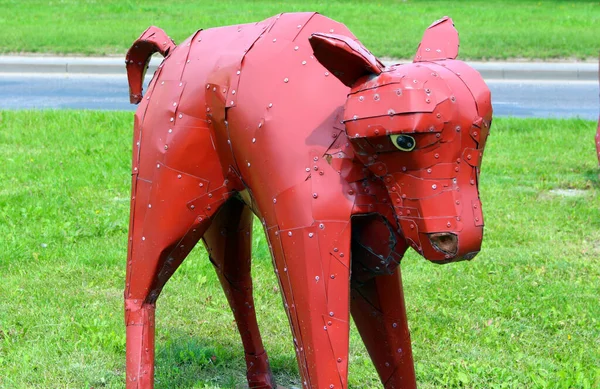 Bobruisk. Beyaz Rusya. 16 Mayıs 2020. Şehirde genç kahverengi bir boğanın heykeli.