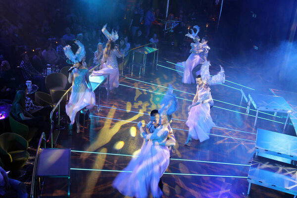 Стокгольм Швеция. 17 февраля 2018 года. Ночная дискотека с большим количеством танцующих людей в комнате с освещением на круизном лайнере.