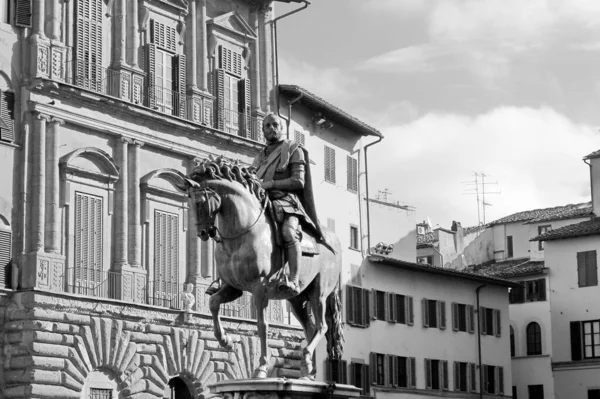 フィレンツェだ イタリアだ 2019年3月11日 コジモ メディチ1世記念碑 Cosimo Medic 1594年にシグノリア広場に建てられたジャンボルナのブロンズ像である 白黒写真 — ストック写真