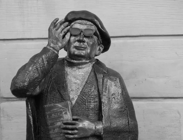 STOCKHOLM, SWEDEN - 3 Ocak 2020. Evert Taube Anıtı 1890-1976, ünlü İsveçli besteci, yazar ve oyunculardan biridir. Stockholm 'deki İsveç Merkez Bankası' nın duvarına karşı bir anıt..