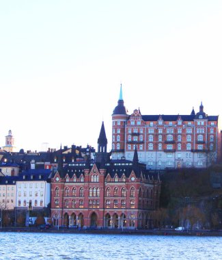 Stockholm. İsveç. 10 Ocak 2020. Stockholm 'ün tarihi merkezinde eski binalar var..