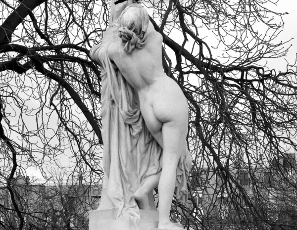 チュイルリー公園のエイム ミレー 1819年 1891年 によるパラス 1877年 の保護下にある大理石彫刻カサンドラ フランス — ストック写真