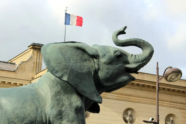 Parijs Frankrijk November 2020 Een Bronzen Beeld Van Een Groene — Stockfoto