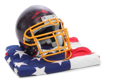 eski futbol kask bir Amerikan bayrağı üzerinde çizik..