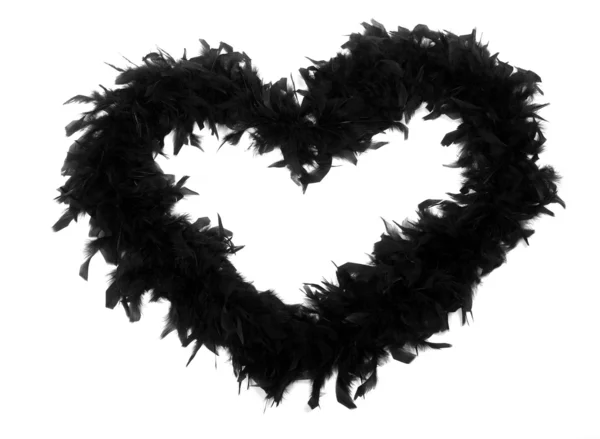 Corazón negro esponjoso de San Valentín hecho de boa (bufanda de plumas) aislado en blanco. Objeto de estilo emo . — Foto de Stock