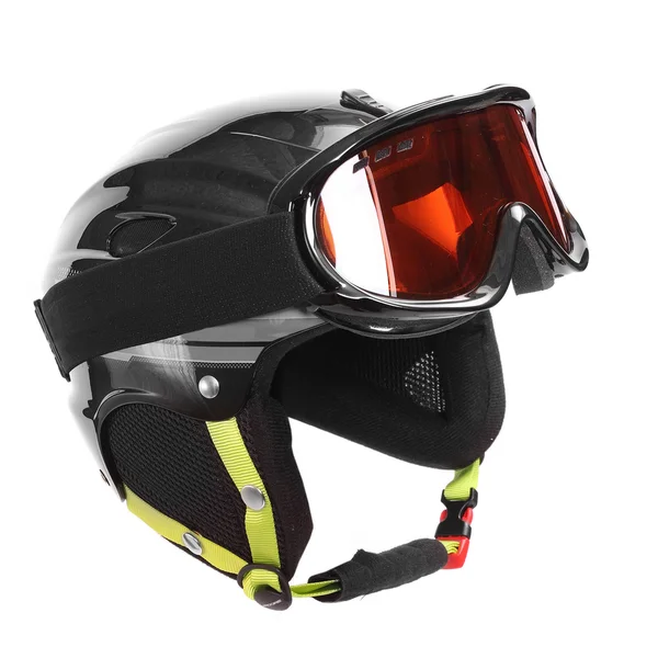 Casco protettivo con occhialini per sci, snowboard e altri sport invernali su sfondo bianco . — Foto Stock