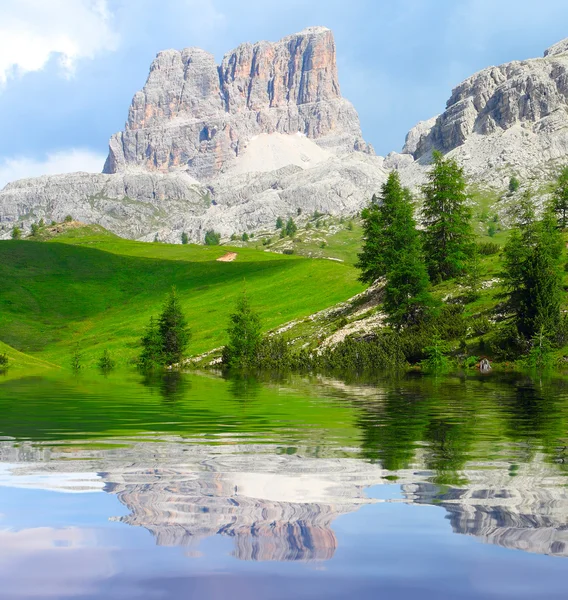 Альпійського гірського озера — стокове фото