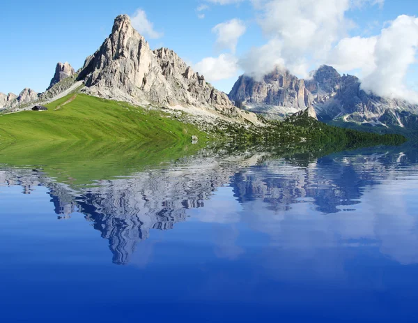 Alpské horské jezero — Stock fotografie