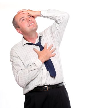 Beyaz arka planda hayal kırıklığına uğramış iş adamı.