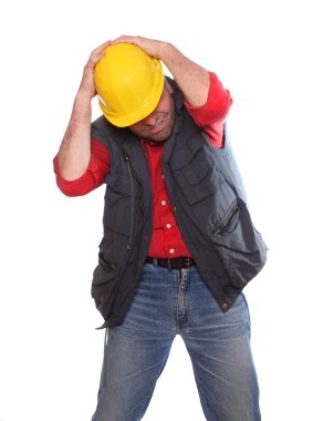 Beyaz bir arka plan üzerinde izole kask giymiş erkek inşaat işçisi.