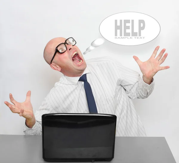 Gritando frustrado hombre de negocios con portátil en un escritorio en la oficina . —  Fotos de Stock