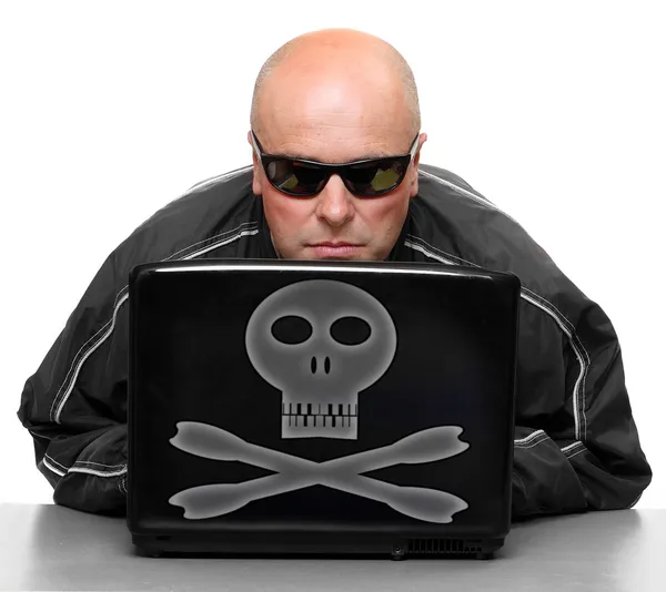 Gevaarlijke hacker met laptop — Stockfoto