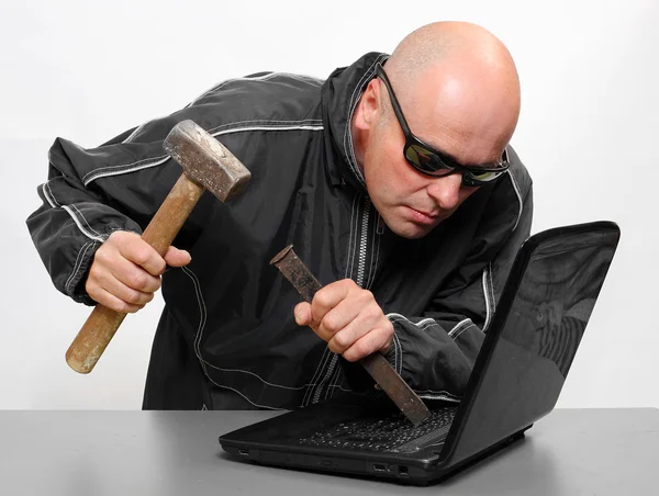 Gevaarlijke hacker met laptop — Stockfoto