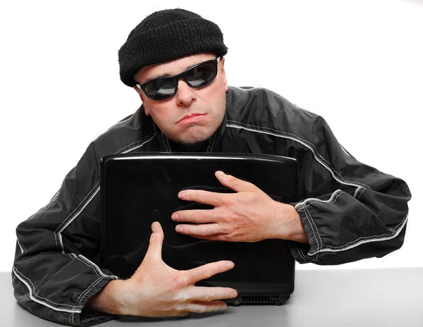 Gevaarlijke hacker met laptop. gegevens veiligheidsconcept — Stockfoto