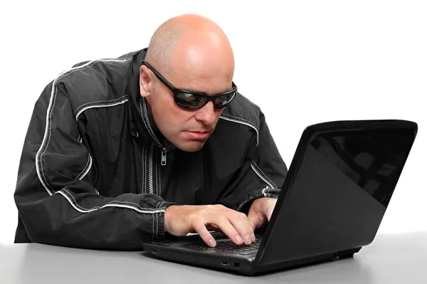 Farliga hacker med laptop. data säkerhetskoncept — Stockfoto