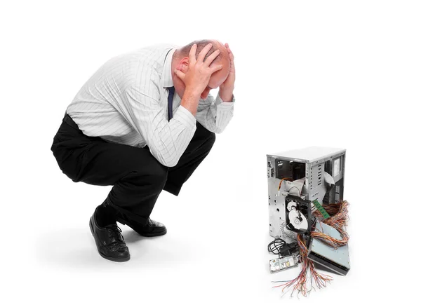 Разочарованный бизнесмен со своим уничтоженным компьютером — стоковое фото
