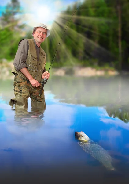Il pescatore che prende un pesce su un fiume selvatico in paesaggio rurale . — Foto Stock