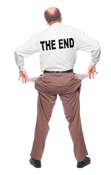Empresario sosteniendo sus dos bolsillos vacíos con aviso The End. Concepto de quiebra . — Foto de Stock