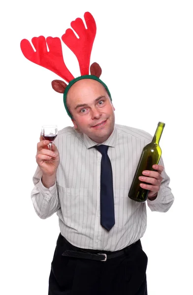 Betrunkener Geschäftsmann im Rentierkostüm mit Weinflasche. lustiges Bild ideal für Weihnachten und Neujahr Grußkarte. — Stockfoto