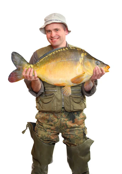 Рибалка з великою рибою (Common Carp - Cyprinus Carpio). Успіх. — стокове фото