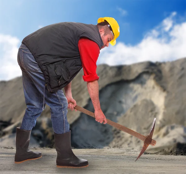 एक कोयला खदान में कुल्हाड़ी लेने के साथ काम करने वाला आदमी। निर्माण अवधारणा के तहत . — स्टॉक फ़ोटो, इमेज