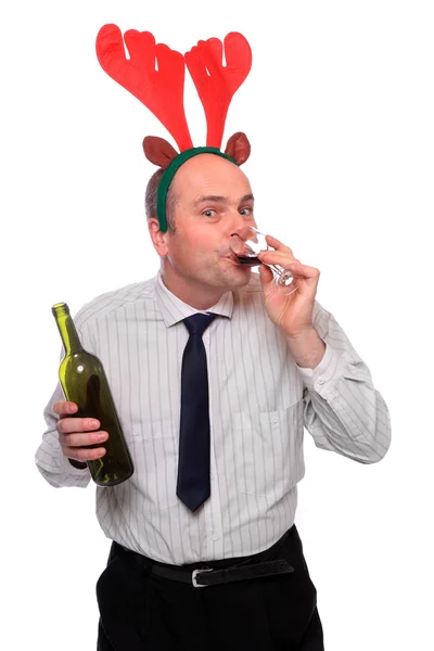 Dronken zakenman met rendieren kleding bedrijf wijnstok fles. grappig beeld geweldig voor Kerstmis en Nieuwjaar wenskaart. — Stockfoto