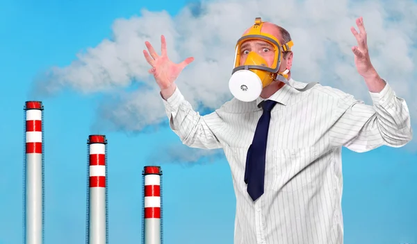 Gefrustreerde man in gas masker boven rook verontreinigde lucht. ecologie concept. — Stockfoto