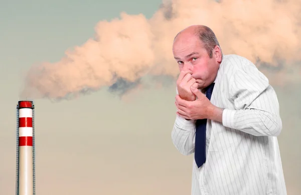 El hombre frustrado por encima del humo contaminó el cielo. Concepto ecológico . — Foto de Stock