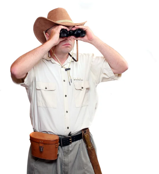 Park Ranger osserva da vicino la fauna selvatica con il suo binocolo. Studio girato isolato su sfondo bianco — Foto Stock