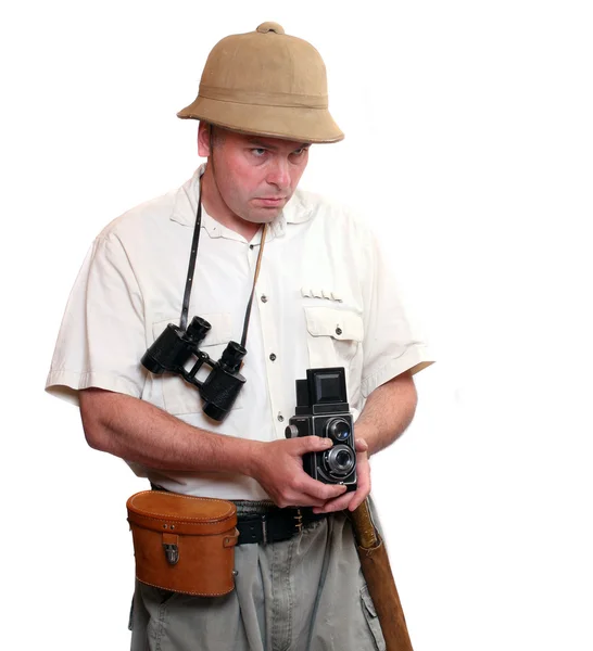 Fotógrafo com câmera TLR vintage vestida com terno para destino tropical. Estúdio tiro isolado no fundo branco . — Fotografia de Stock