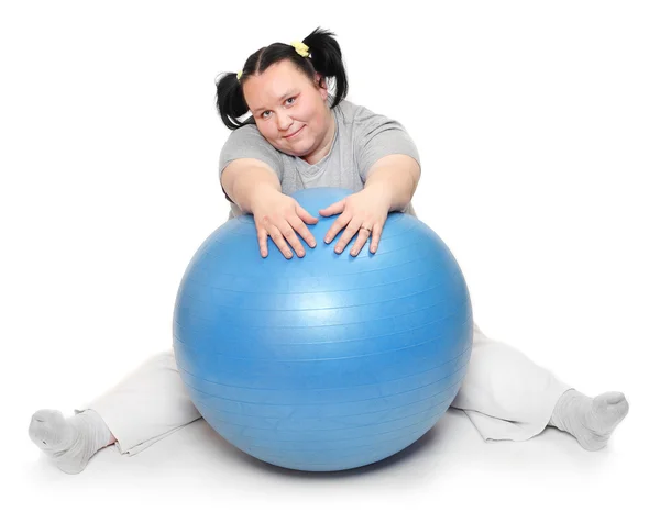 Felice donna in sovrappeso con palla blu esercizio — Foto Stock