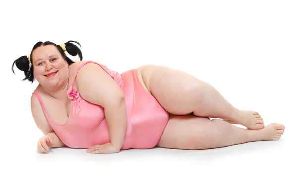 Mujer con sobrepeso vestida en traje de baño sobre un fondo blanco . —  Fotos de Stock