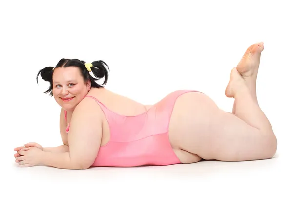 Overgewicht vrouw gekleed in badpak op een witte achtergrond. — Stockfoto