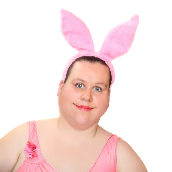 Divertente immagine di una donna plus size in costume da bagno e orecchie di coniglio. Buon Pasqua concetto . — Foto Stock