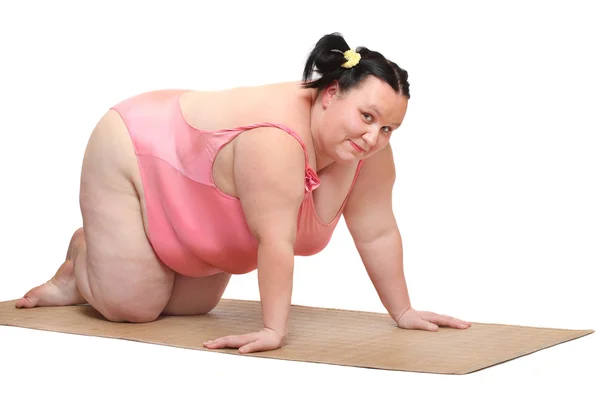 Übergewichtige Frau im Badeanzug auf weißem Hintergrund. — Stockfoto