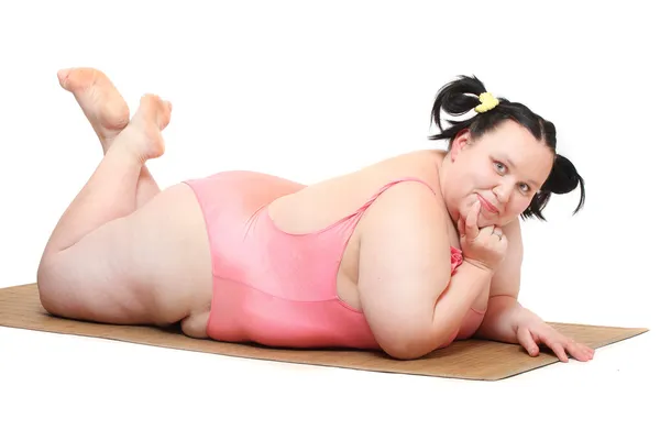 Übergewichtige Frau im Badeanzug auf weißem Hintergrund. — Stockfoto